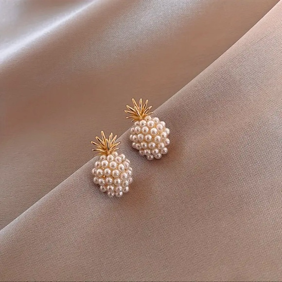 NWOT - Charming Gold and Cream Pineapple Stud Earrings - Picture 3 of 6